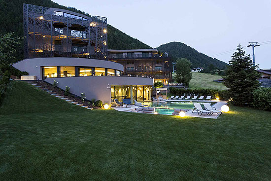 SILENA - the soulful hotel - Aussenansicht am Abend (©Foto: Silena)